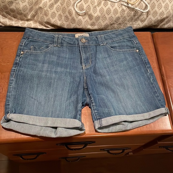 Jolt Shorts - Picture 1 of 5